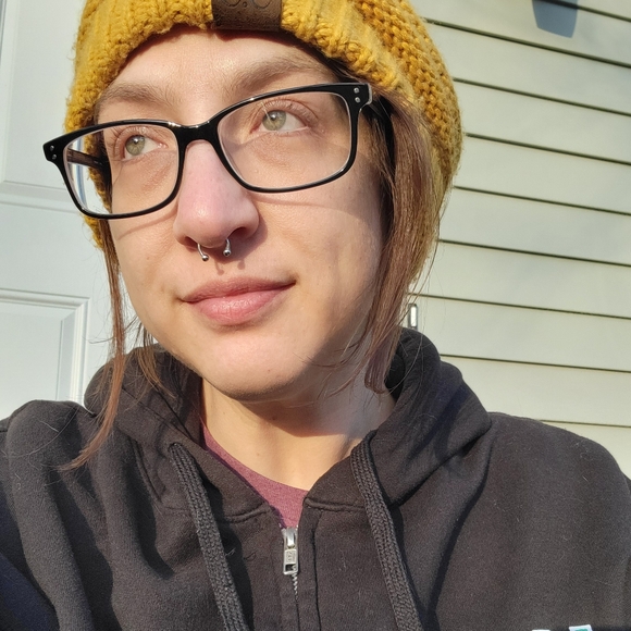 Meet your Posher, Nicole - Picture 1 of 1